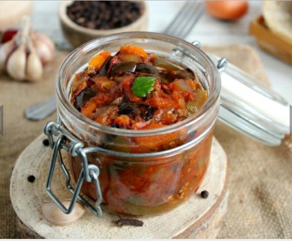 Простая,вкусная и универсальная заготовка на зиму! Салат из баклажанов с овощами весьма интересная  заготовка на зиму,которую можно подать к столу как дополнение к гарниру или самостоятельное блюдо,а также использовать для приготовления супов и горячего.