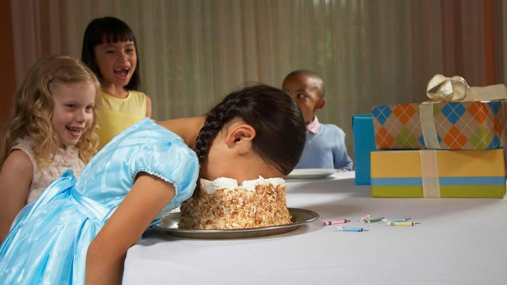 Девушку ткнули лицом в торт штырь. Торт с лицом девочки. Торт с лицом женщины.