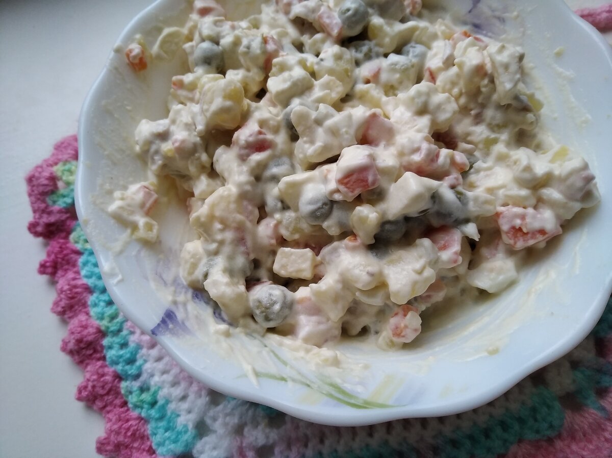 мисочка домашнего оливье на прошлый Новый год)