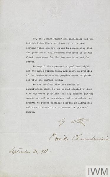Автографы Чемберлена и Гитлера... А есть ли где-то рядом подписи Сталина и Гитлера?