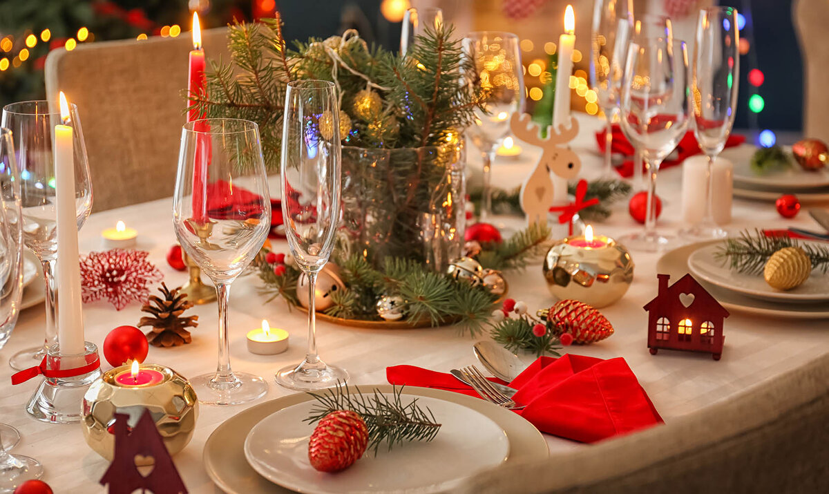 Источник фото Яндекс картинки. Красиво украшенный стол для большой компании, который создает новогоднее настроение