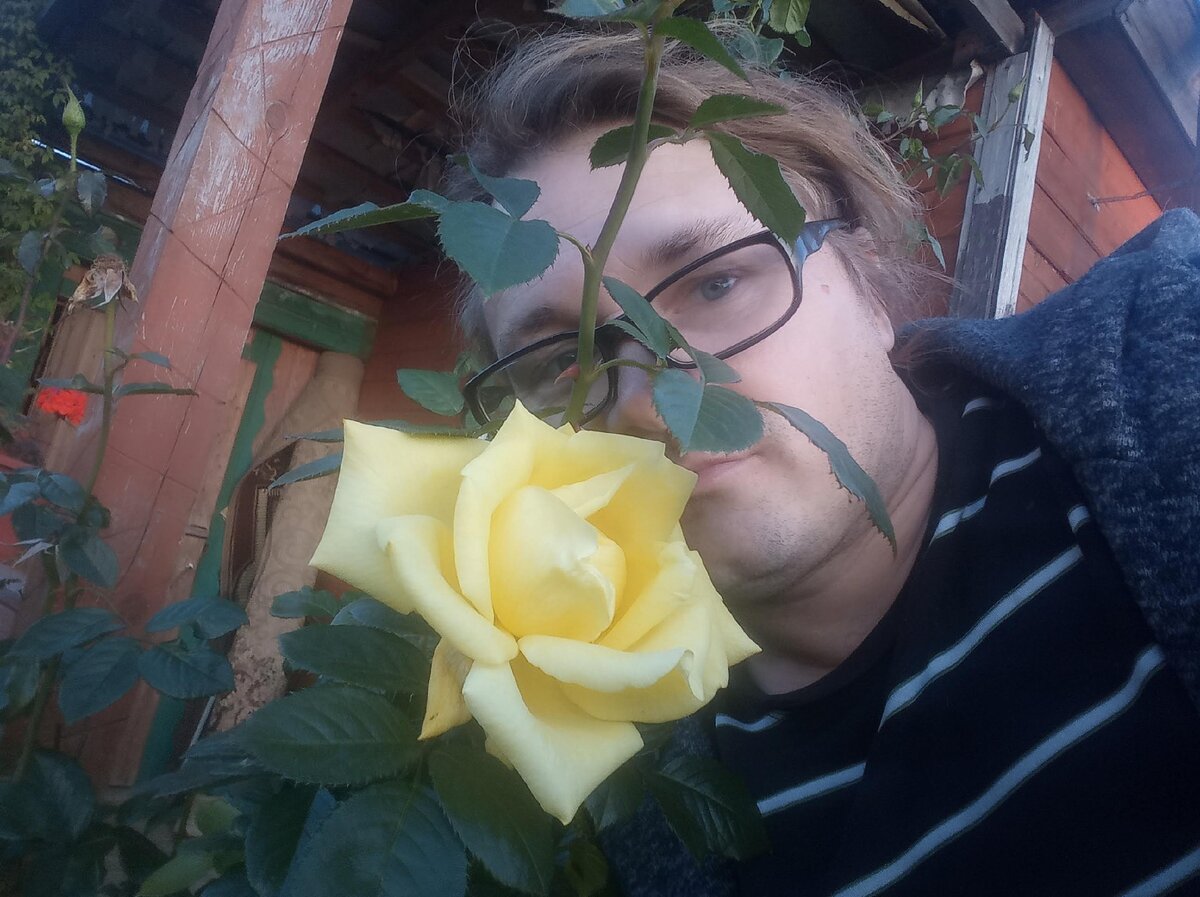 Я и моя первая роза.