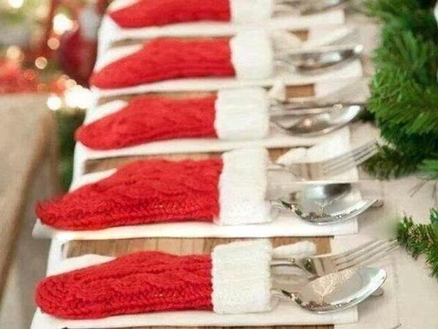 Столовые приборы в праздничных носках.
