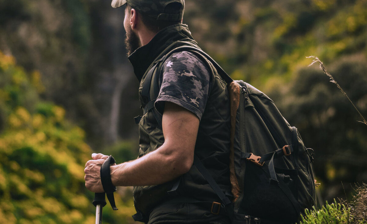 Рюкзак должен плотно прилегать к телу, желательно, чтобы на нем были дополнительные поясные ремешки