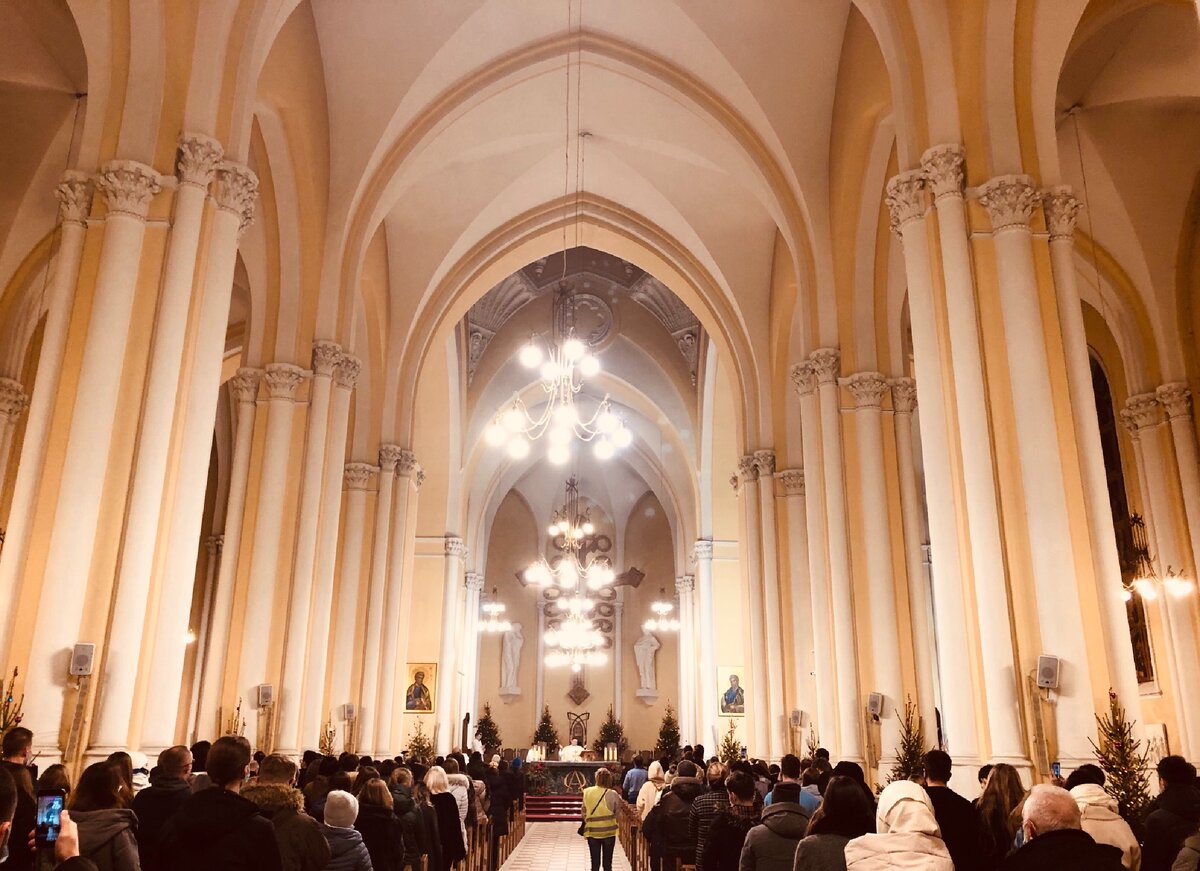 Моё фото . На польскую мессу пришло много народа.