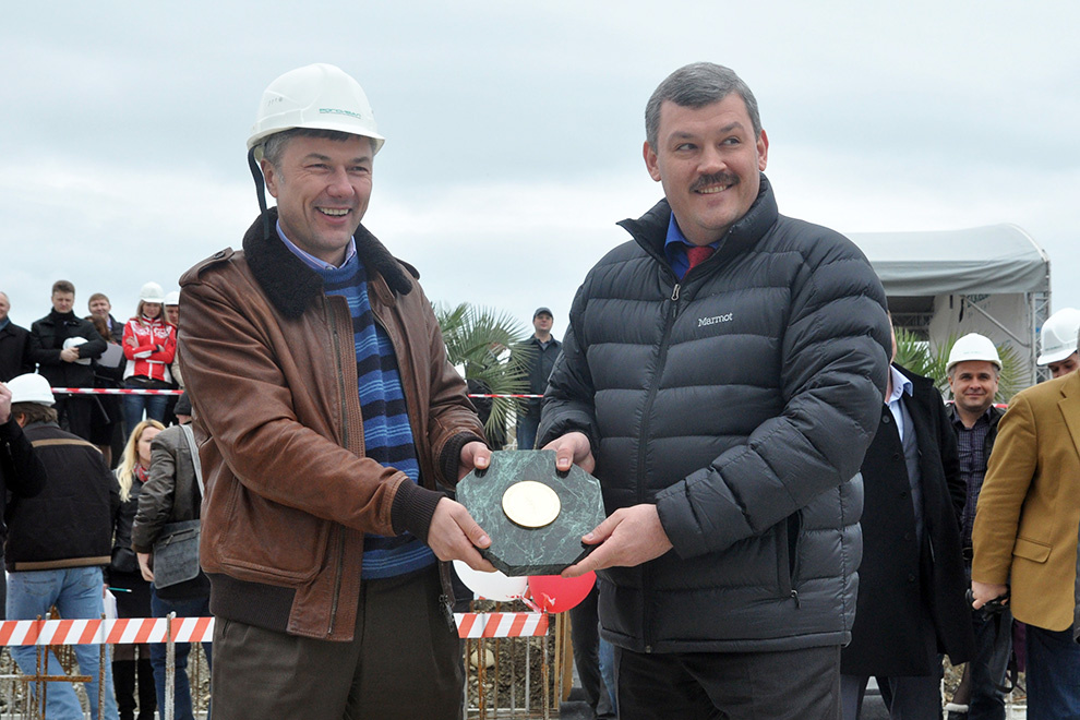 Генеральный директор «РогСибАл» Игорь Евтушевский и президент ГК «Олимпстрой» Сергей Гапликов (слева направо) на церемонии закладки первого камня Основной Олимпийской деревни. / Фото Виктора Клюшкина / ТАСС