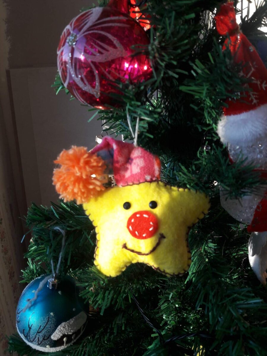 Звездочка на елочке. Фото автора.