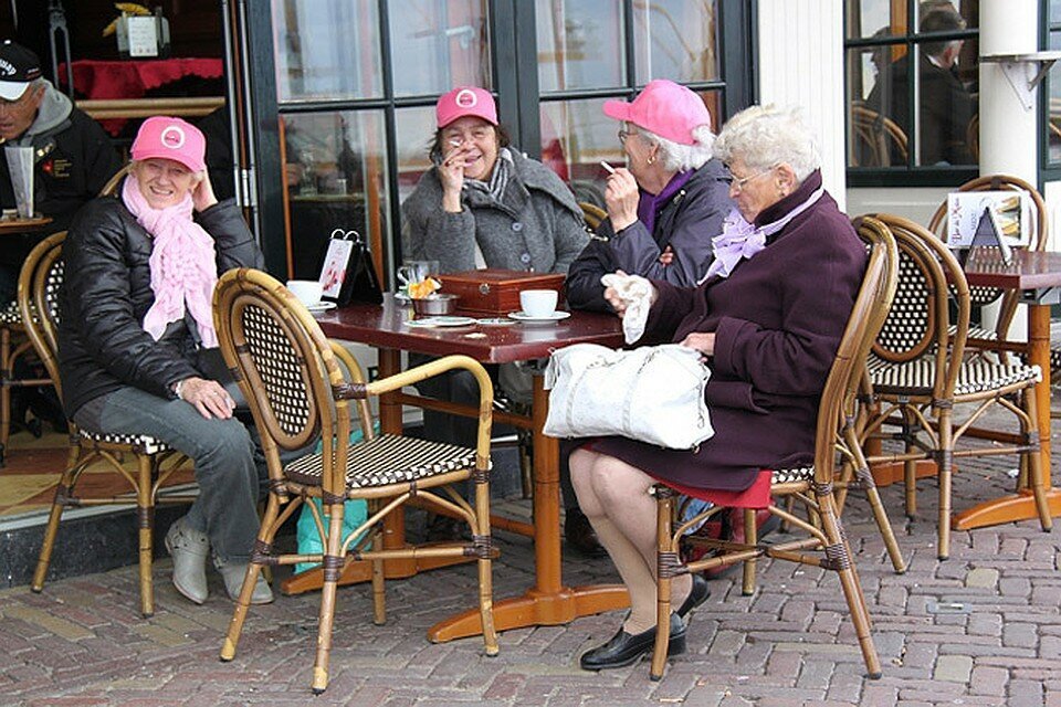 Бабушки путешествуют. Европейские пенсионеры. Финские пенсионеры. Европейские пожилые люди. Пенсионеры во Франции.
