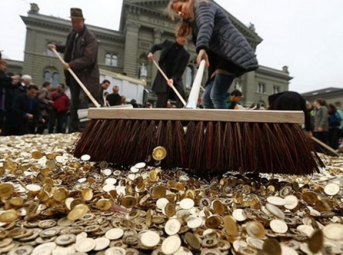 За границей люди деньги лопатами гребут. Источник фото – сайт https://clck.ru/SkuLD
