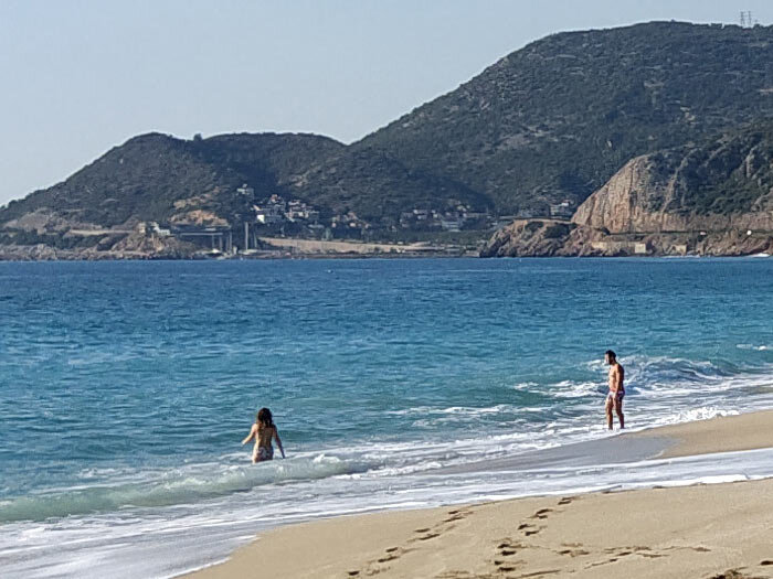 Ребята купаются в море в январе! Закаленные!