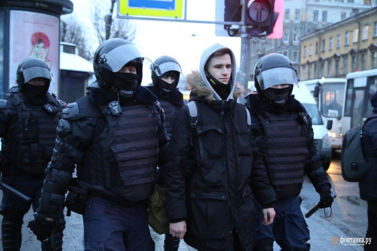 Фото: Павел Каравашкин/«Фонтанка.ру»
В  Петербурге в ходе несанкционированной протестной акции, состоявшейся 31  января, задержаны около восьмисот человек. Предварительные данные по  состоянию на шесть вечера по московскому времени приводит «ОВД-Инфо» .Как  следует из приведённой статистики, в культурной столице по итогам  несанкционированного митинга отправились в отделы полиции 796 человек,  она занимает второе место по этому показателю среди российских городов.  Первая строчка досталась Москве, где задержали 1080 человек.