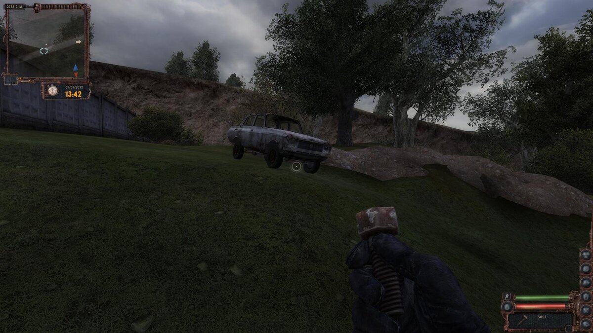 А вот заботливо поставленный разработчиками ИЖ. Сразу после загрузки он начнёт медленно скатываться под уклон пока не врежется в дерево, так что если не хотите его ремонтировать то следует быстро бежать к нему. 