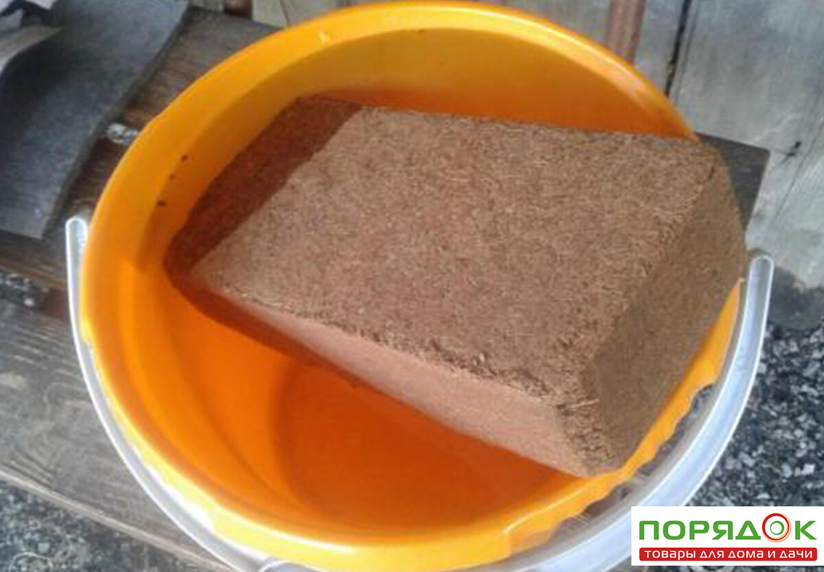 Можно опустить в воду часть брикета. Фото с сайта "Отзовик" 