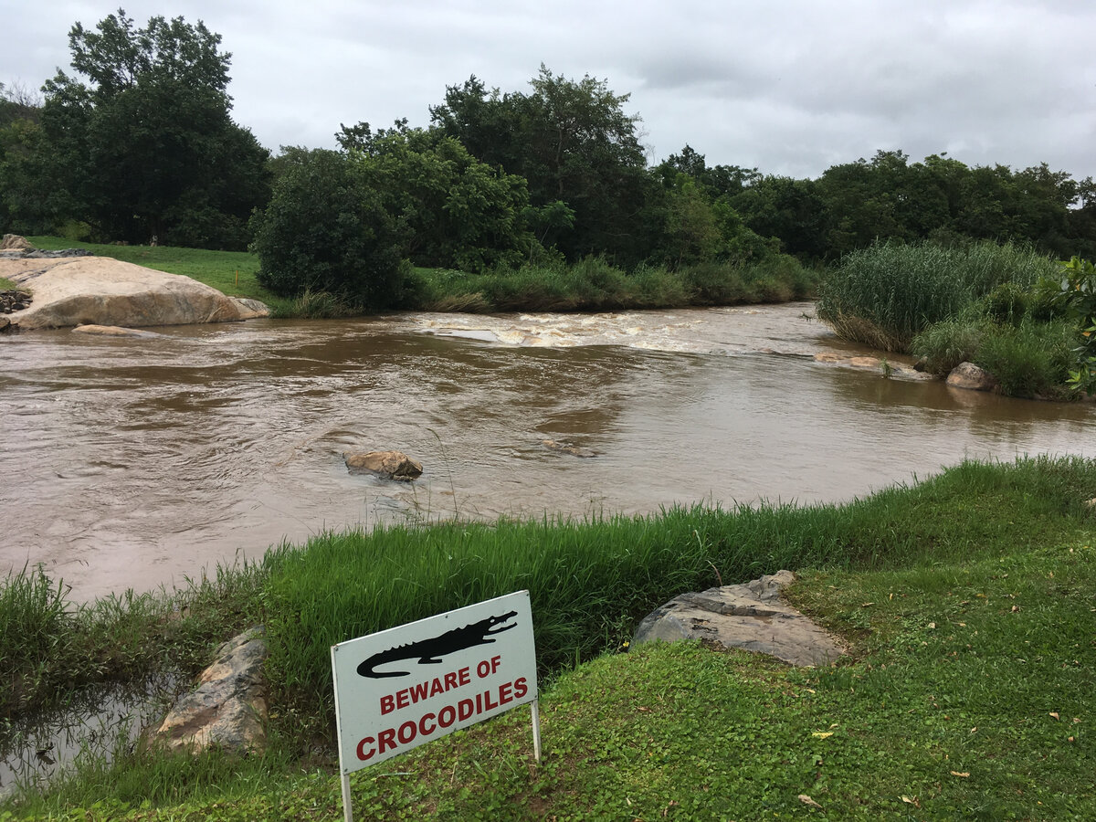 Табличка у реки Усуту в Нгвемписи (Эсватини)