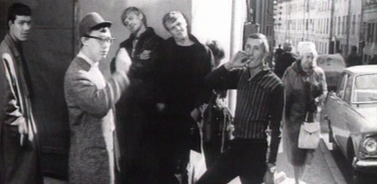 Вот они, наши герои. Стоят на своем углу. В джинсах, кожаных куртках, с поднятыми воротниками. 