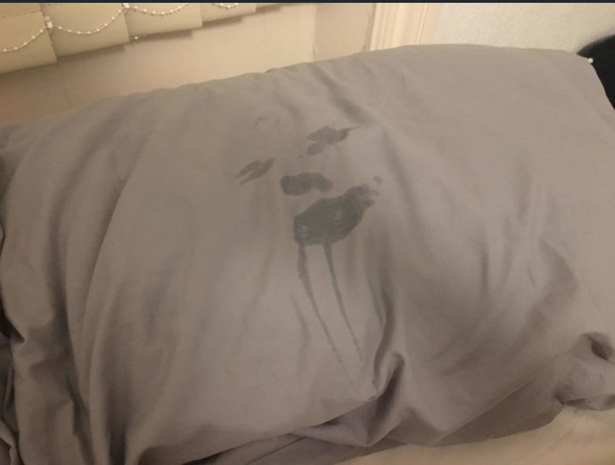 Я нашла старое фото подушки на которой я плакала, когда меня бросил парень.