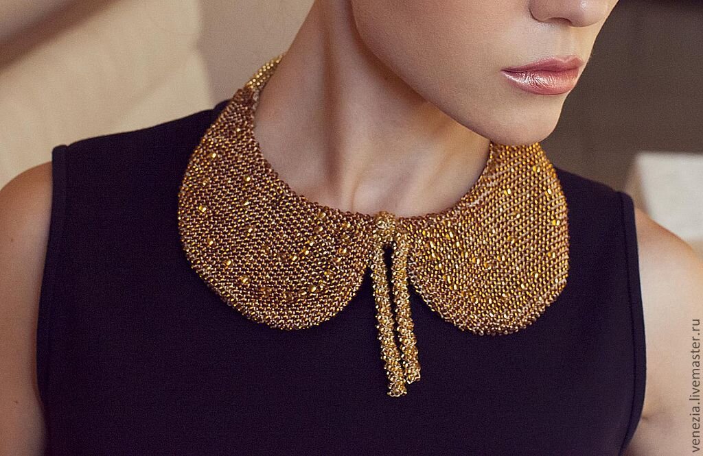 Возможно, он плетеный, но как похоже на вязаный! Зацепилась, ибо придумала и вяжу подобный, с отделкой бусинками. Источник фото https://www.livemaster.ru/gallery/90109-vorotnik-21-veka-chast-2