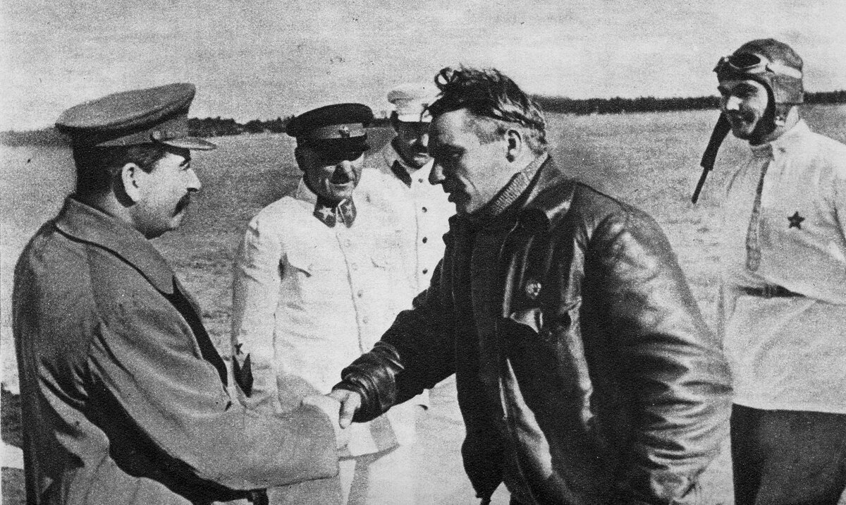 Товарищ Сталин встречает экипаж В.Чкалова после рекордного перелета из Москвы на Дальний Восток. 