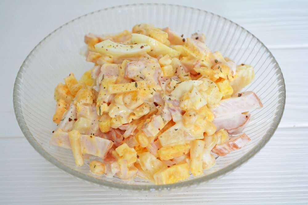 Время приготовления : 20 минут /  Порций : 6                                                                           Ингредиенты :                                                                                                                                                     Копченая куриная грудка-300 гр
Консервированный ананас-300 гр
Консервированная кукуруза-200 гр
Твердый сыр-100 гр
Майонез-3 ст.л
Лук репчатый-1 шт
Соль- по вкусу
Черный молотый перец- по вкусу 