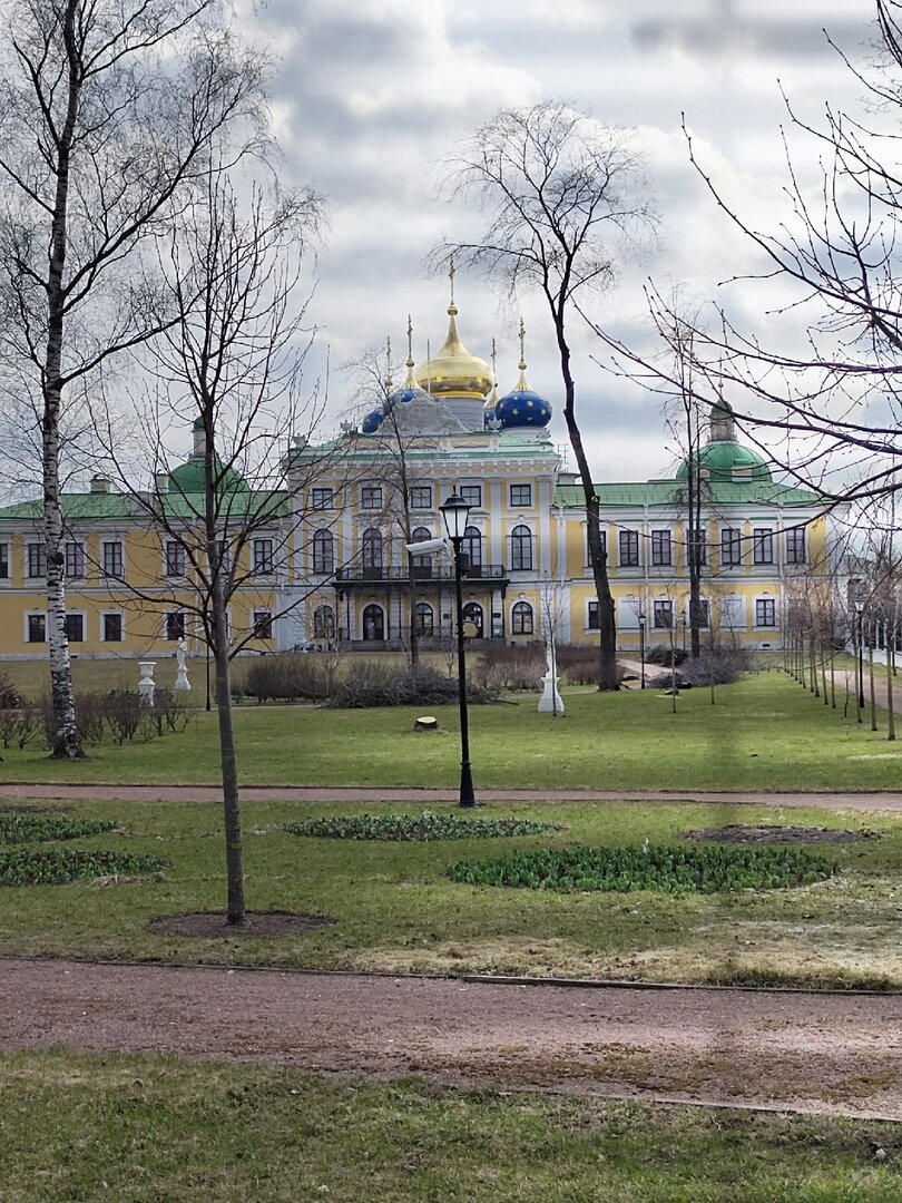 Так выглядит Императорский путевой дворец со стороны Старого моста.