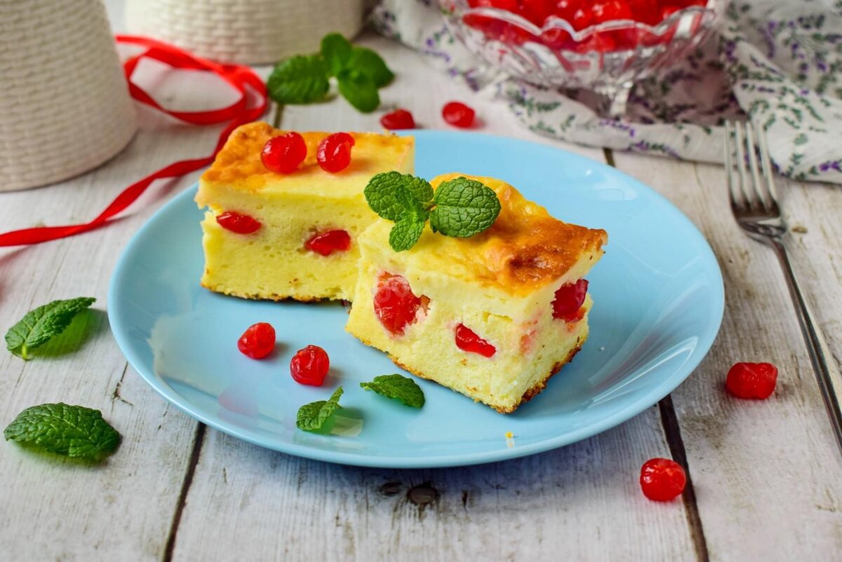 Рецепт запеканки с манкой и сметаной. Запеканка. Запеканка творожная. Творожная запеканка с фруктами. Творожная запеканка со сметаной.