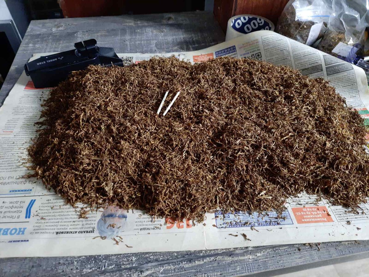 В центре лежат две спички - для сравнения