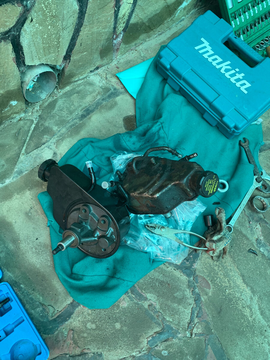 Завыл ГУР навёл справки по ремонту старого ГУР и понял 🤣такой гемор какой устраивают сервисы не просто пережить !  Во первых демонтаж в одном месте а ремонт в другом🤣  демонтаж 3.500р ремонт 8000р потом установка +3500 р ! 🤣 вывод: если руки растут не из до.в делай сам!