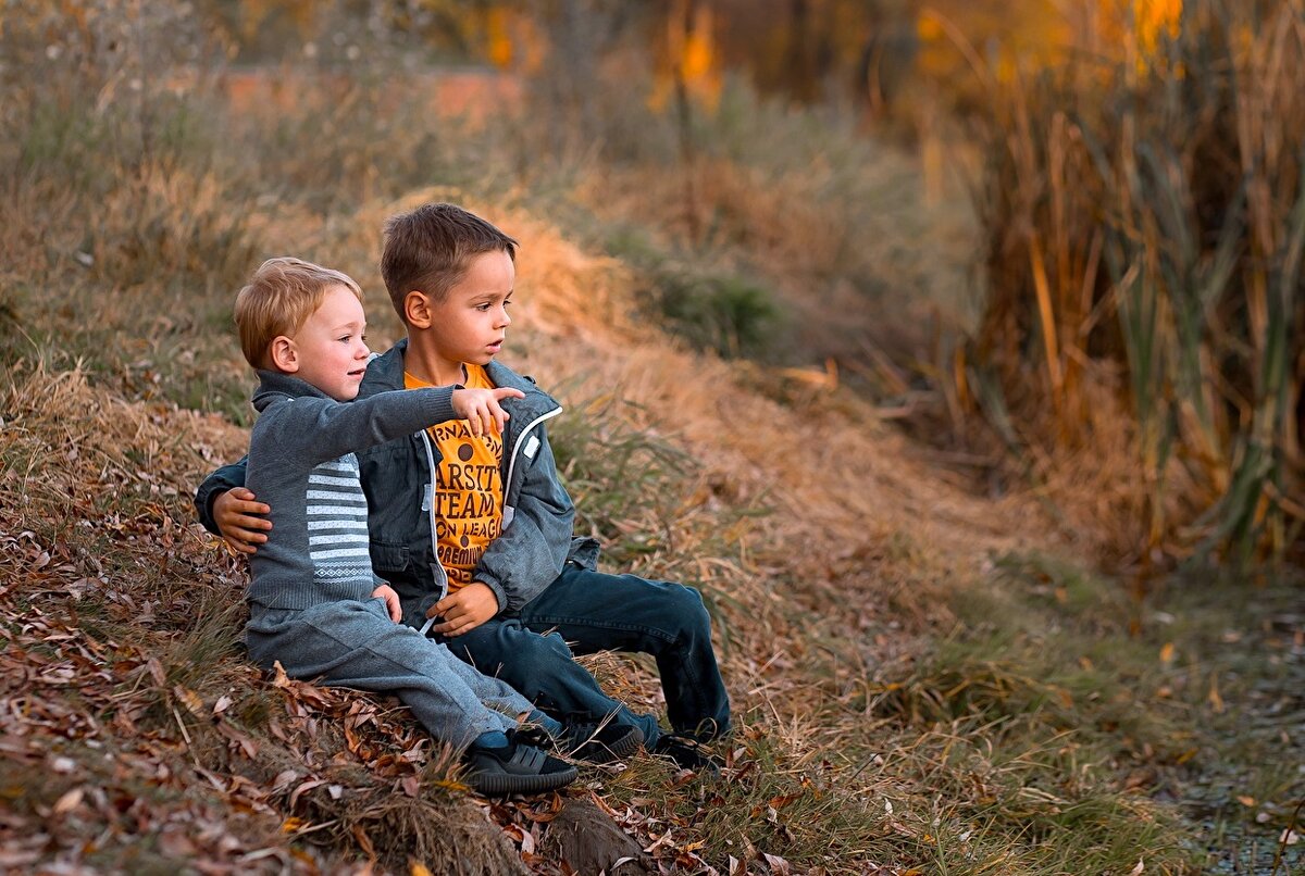 Мальчика 5 лет спустя. Два мальчика. Друзья мальчики. Мальчик на природе. Дети и природа.