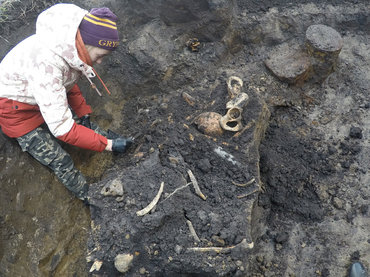 В районе головы виден снаряд от советской 45мм противотанковой пушки