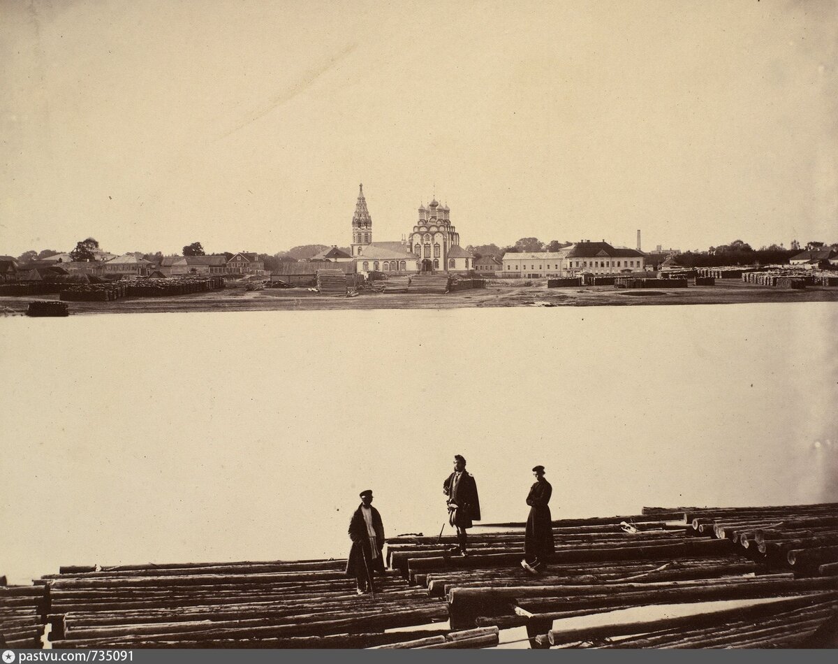 На этой уникальной фотографии 1856 года мы видим церковь Николая Чудотворца в Хамовниках, двух московских плотогонов и шотландского парня между ними. Снимал Джеймс Мак, участник британской делегации на коронации Александра II
