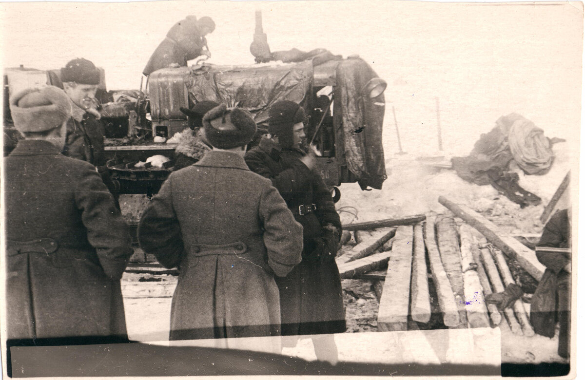 Ремонт техники на ледовой трассе "Дороги жизни". 1941-1942 годы. Из фондов Государственного мемориального музея обороны и блокады Ленинграда