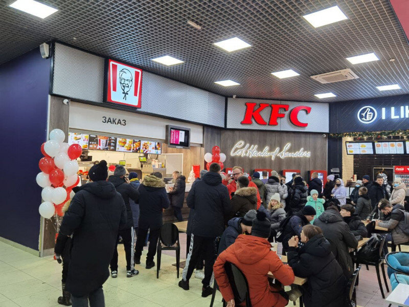 Kfc ачинск. КФС Чита макси. Очередь в KFC. KFC В Чите. КФС В торговом центре.