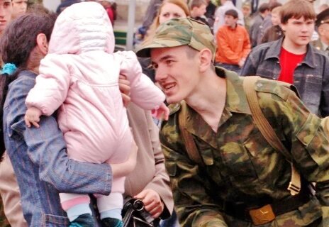 Солдат российской армии. Армия. Семейный призыв. Семейный призыв. Вормемся в год семьи призыв.