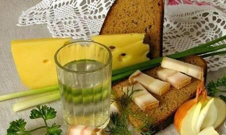 Маленький граненыч. В прежние времена был обычной столовой утварью. Скоро станет антиквариатом.