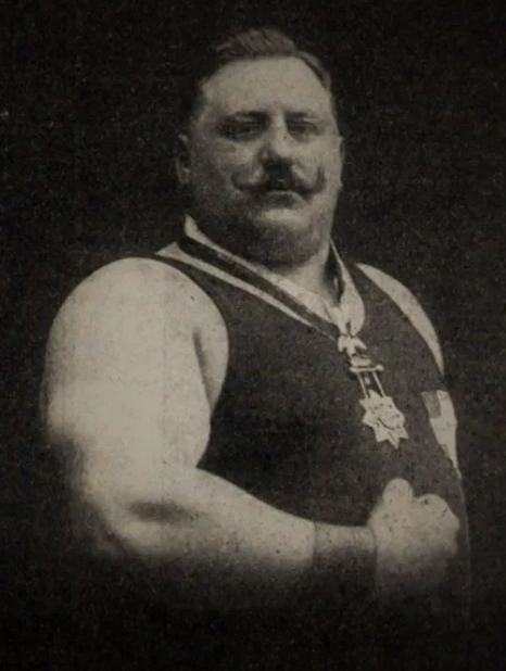 Карл Свобода сказал, что толкнул 200 с груди, верить или нет.