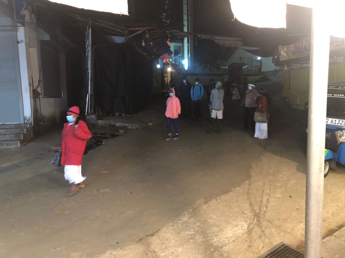 Местные паломники, купив тёплые вещи, идут сквозь ночь, к храму на пике Адама 