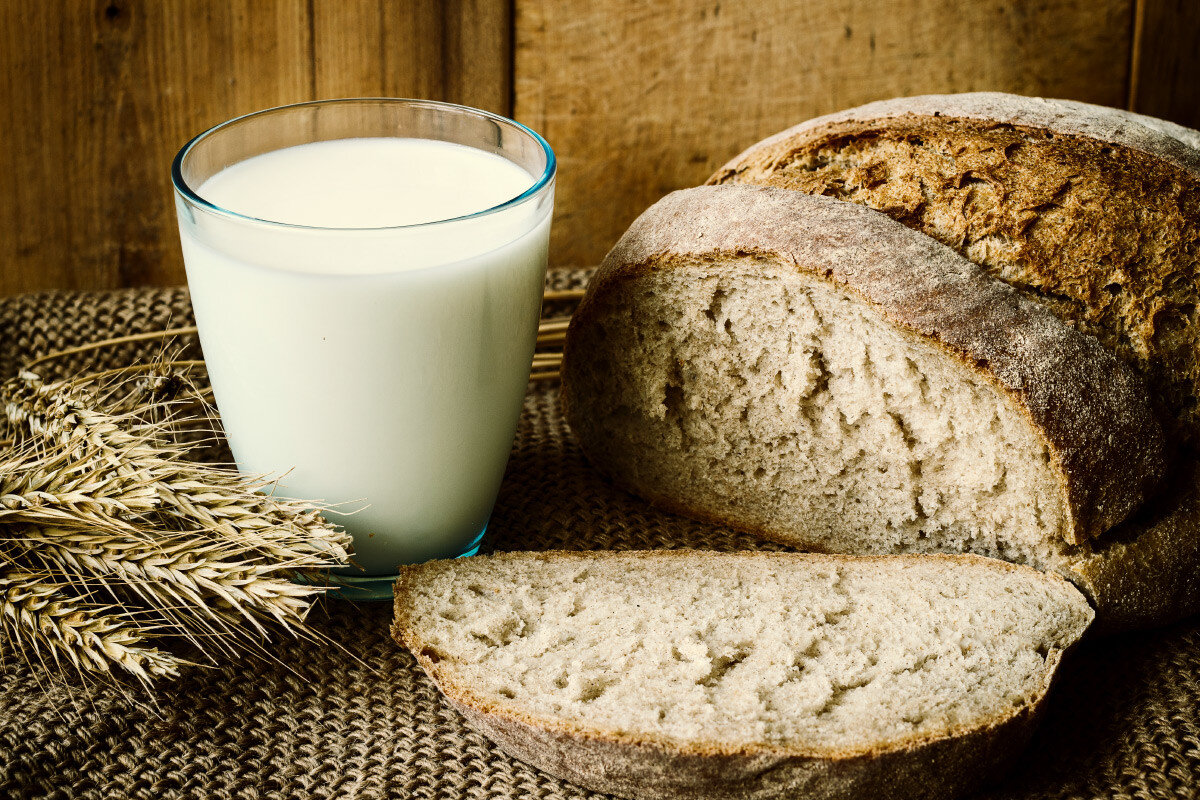 Пшенично ржаной на кефире. Хлеб и молоко. Хлеб на кефире. Ржаной хлеб с молоком. Кефир в стакане с хлебом.
