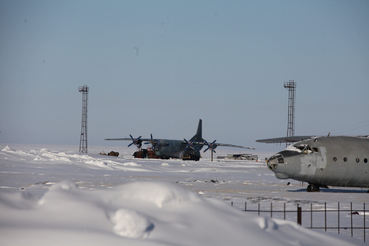 Остров земля александры нагурское. Земля франца иосифа пограничная застава. Самый северный аэродром. Диксон северный поселок. Остров диксон аэропорт.