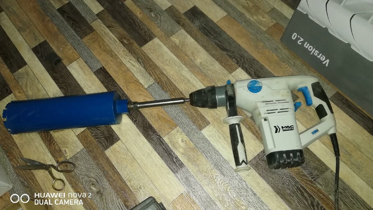 сверлю я перфоратором на 1200 Вт с удлинителем 400 мм.