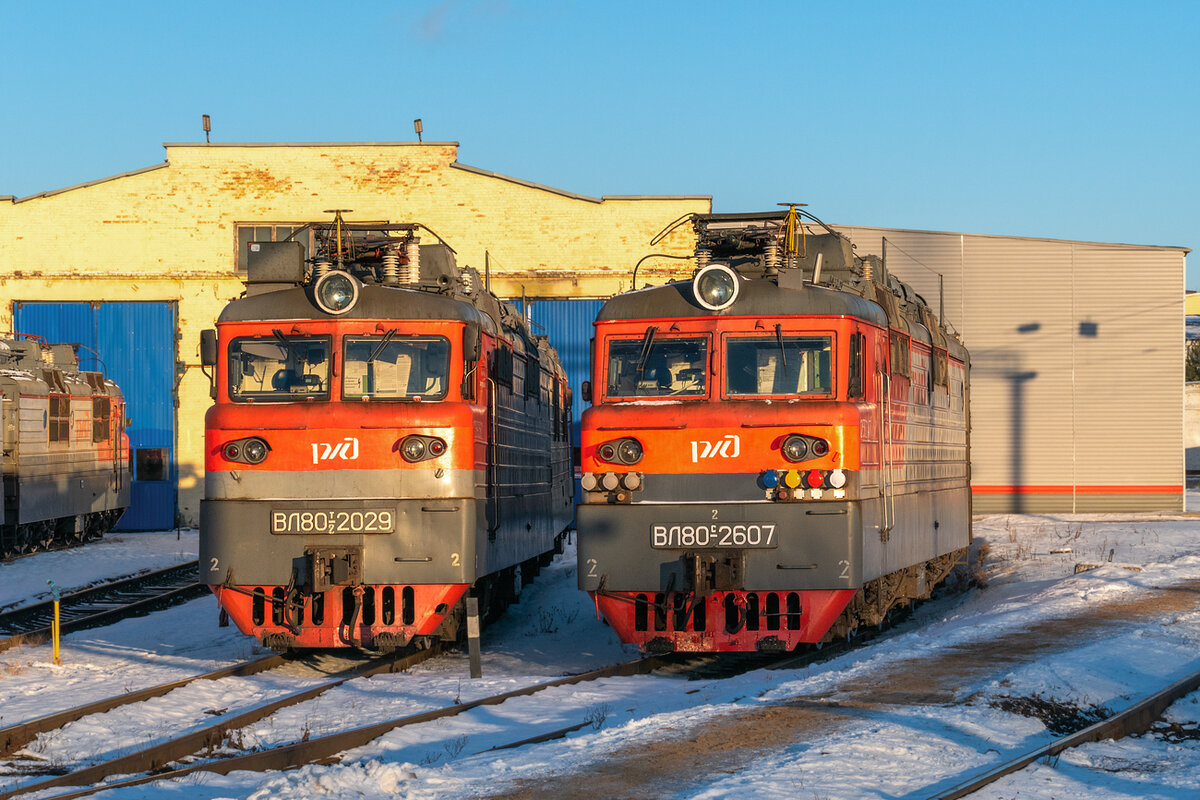 Электровозы ВЛ80Т и ВЛ80С в депо Лянгасово, Кировская область 