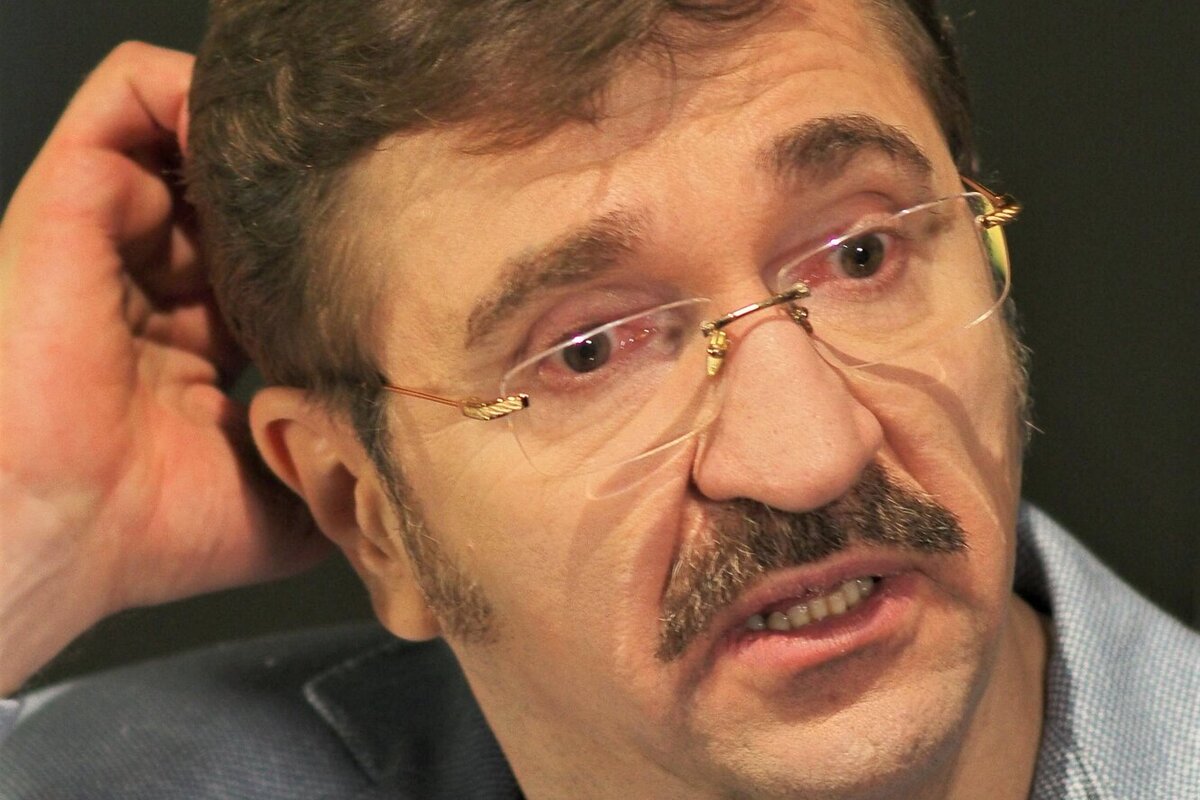 Валерий Комиссаров. Приблизительно так выглядел, когда я изменила текст. 