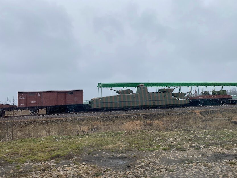 уже подъезжая к основной части музея увидел старый бронепоезд