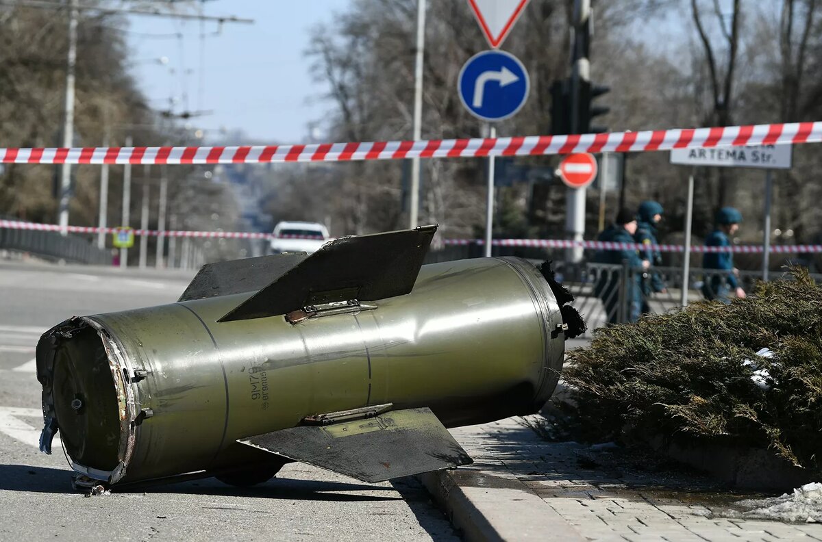 Фрагмент украинской ракеты "Точка-У" возле Дома правительства в Донецке © РИА Новости / Максим Блинов