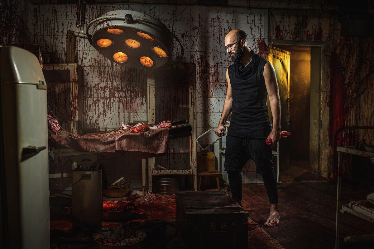 На фото мой самый первый перфоманс который я посетил в 2015 году от клаустрофобии "Коллекционер". Стоило это удовольствие отнюдь не из дешевых.