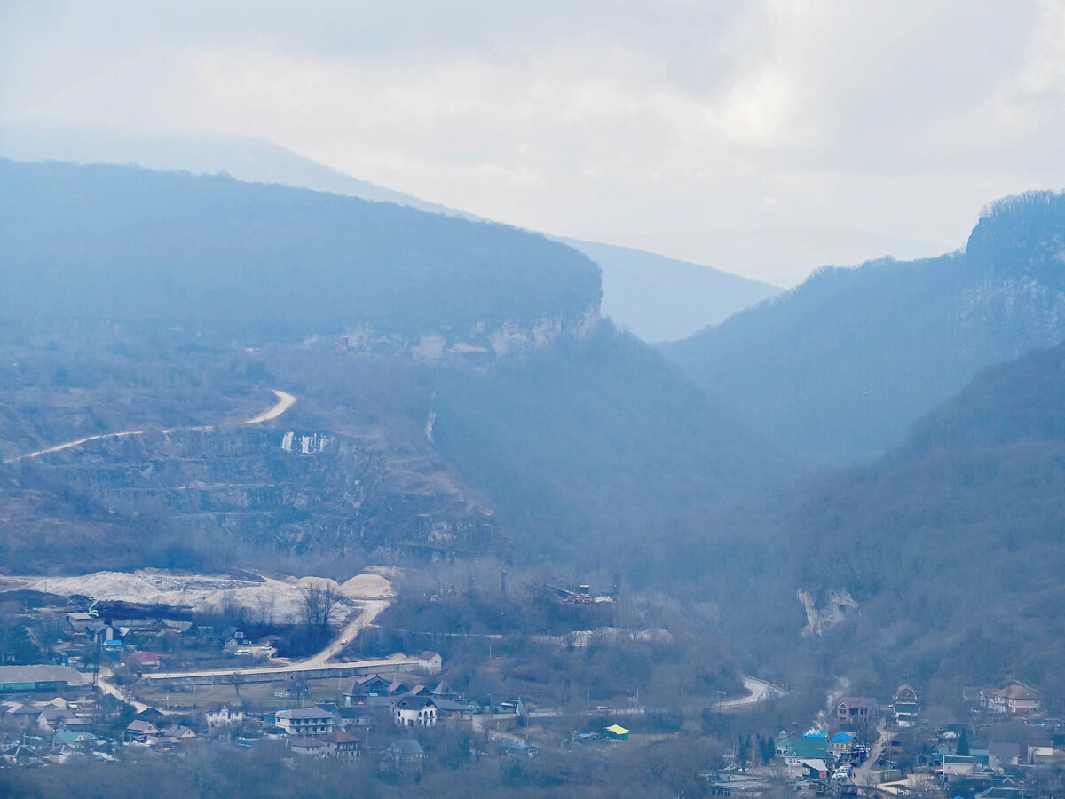 Горная Адыгея. Вид на Скалистый хребет Унакоз и Хаджохскую теснину