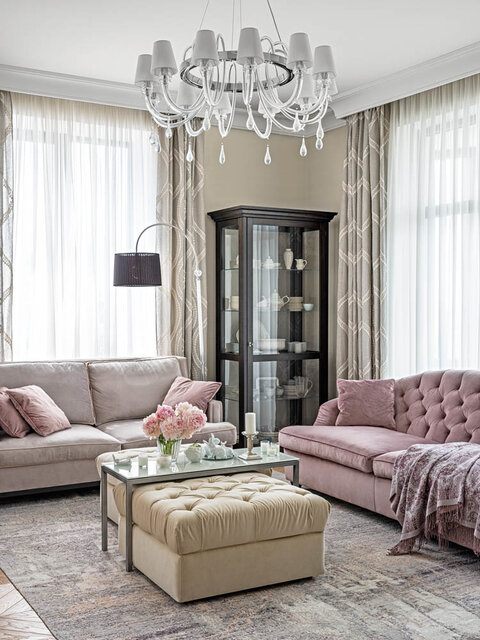Мягкая группа в приглушённых пудровых тонах, Tosconova. Витрина, InSpace Italian Design. Ковёр, Dovlet House.