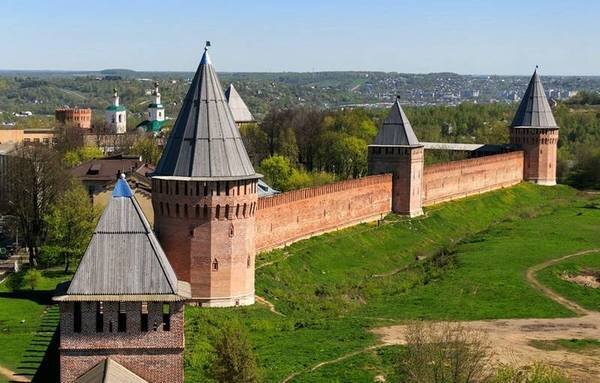 Смоленский кремль имел самые протяжённые стены – около 6,5 км – и 38 башен (почти в 2 раза больше чем в Москве). Источник: votpusk.ru