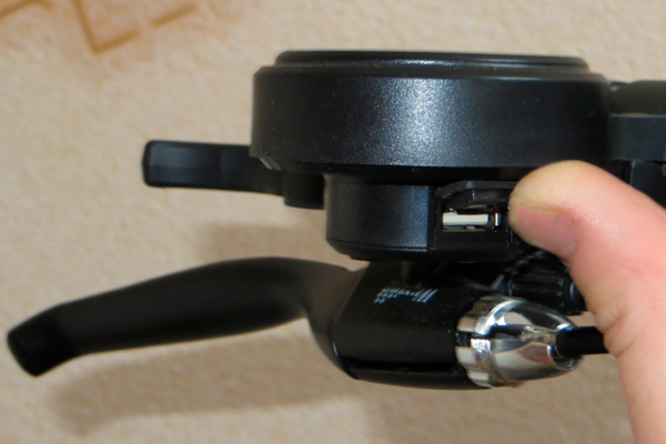 Usb-порт обычно расположен на зданей стороне дисплея или курка газа и плотно закрыт резиновой или пластиковой защёлкой.