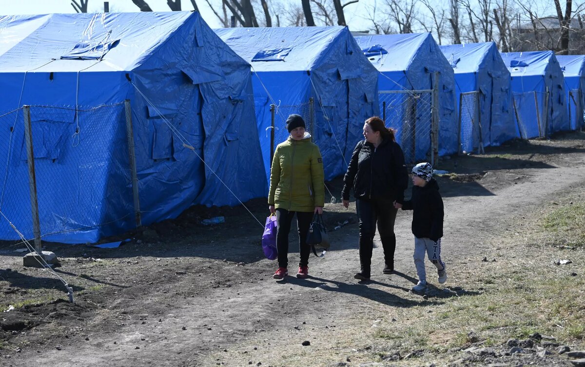 Беженцы из Мариуполя в пункте временного размещения, организованном МЧС ДНР в селе Безыменное. © РИА Новости / Максим Блинов