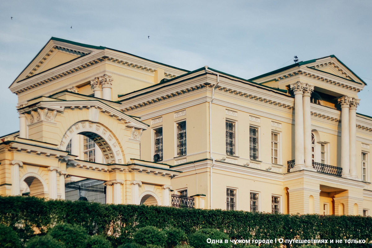 На самом деле никакого проклятия не существует: автором проекта усадьбы был швейцарский архитектор Томмазо Адамини, а руководил строительством Михаил Малахов, построивший не один памятник эпохи классицизма в Екатеринбурге. Но какие-то аномалии в парке точно присутствуют: люди, выгуливающие здесь собак, часто замечают их необычное поведение - они как будто видят кого-то и встают в стойку😉